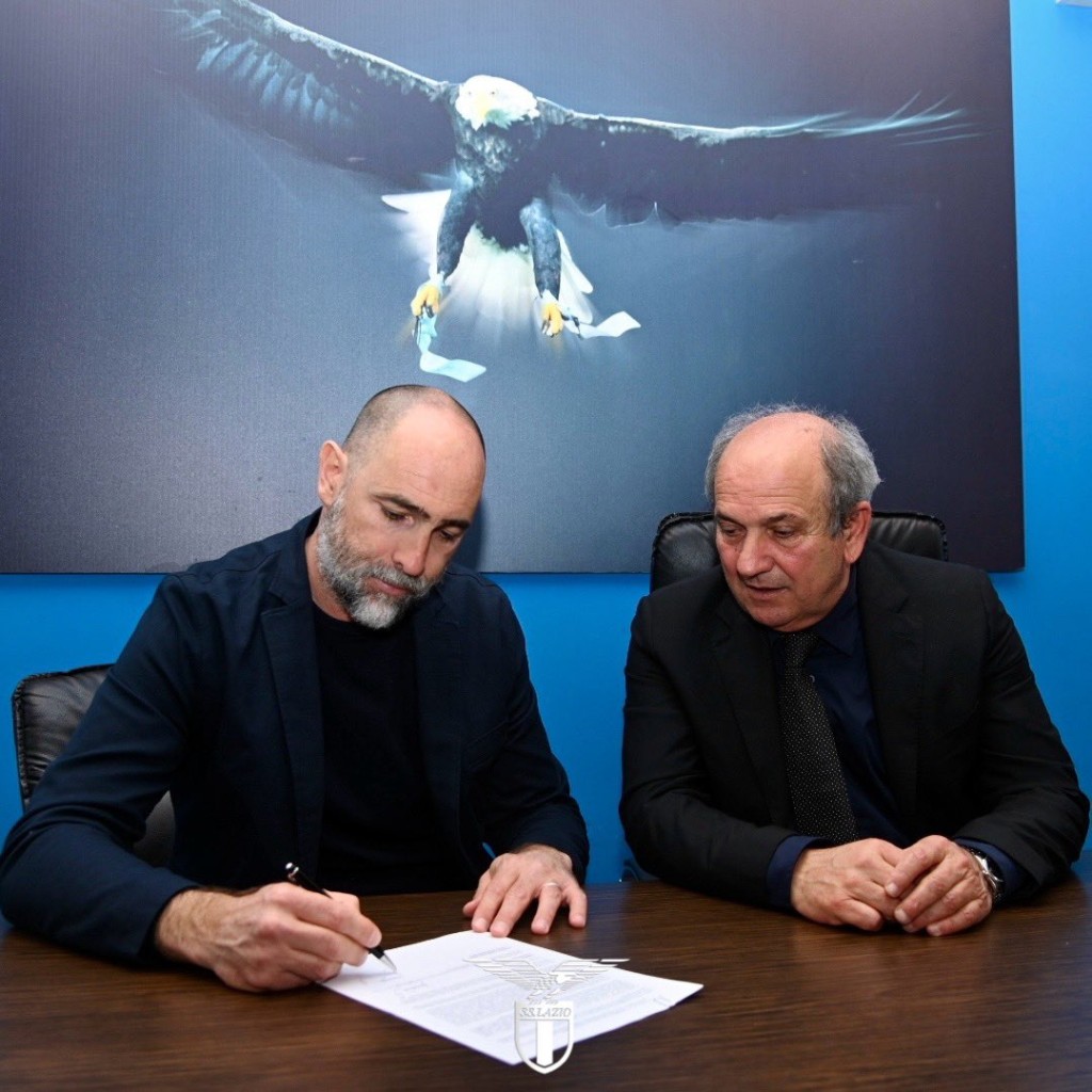 杜陀(左)签约加盟拉素充当教练。网上图片