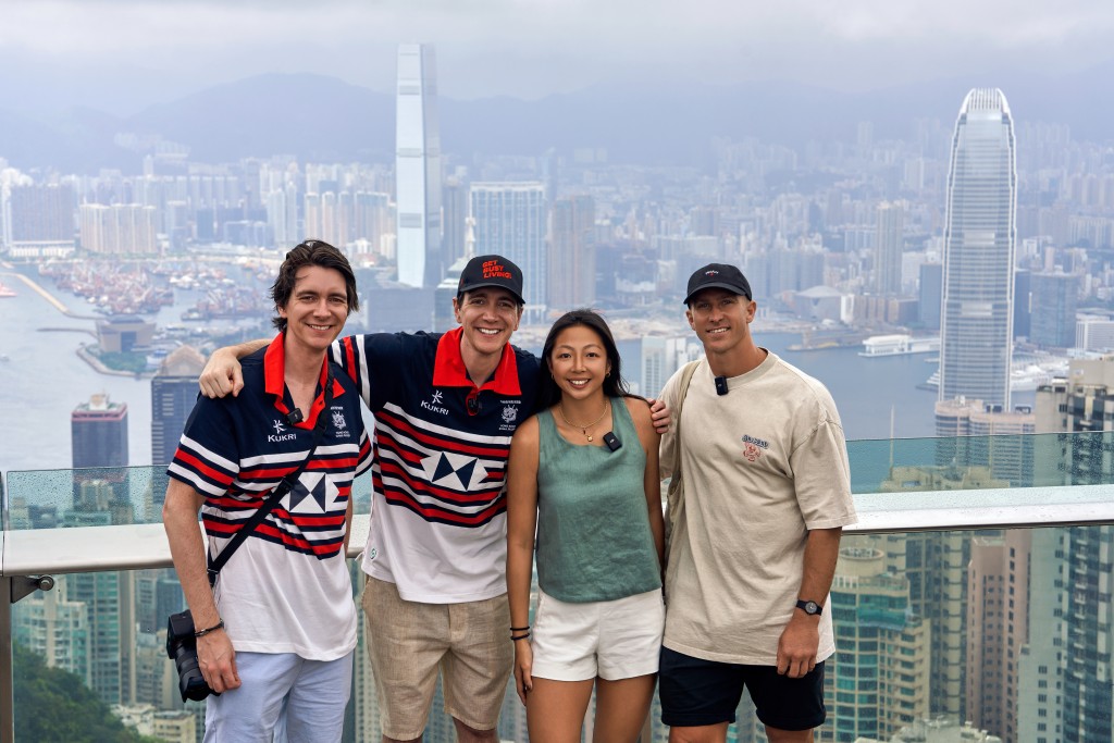 「卫斯理双胞胎」在香港男子七榄代表队队长麦斯·禾获特及女子榄球运动员陈颖 陪同下，游览香港各特色景点及品尝特色美食。旅发局提供图片