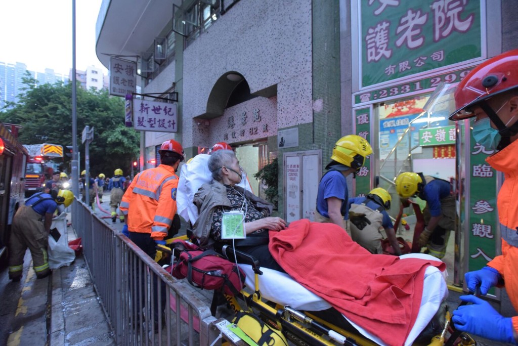 有院友疑吸入濃煙不適,須送院治理。黃文威攝