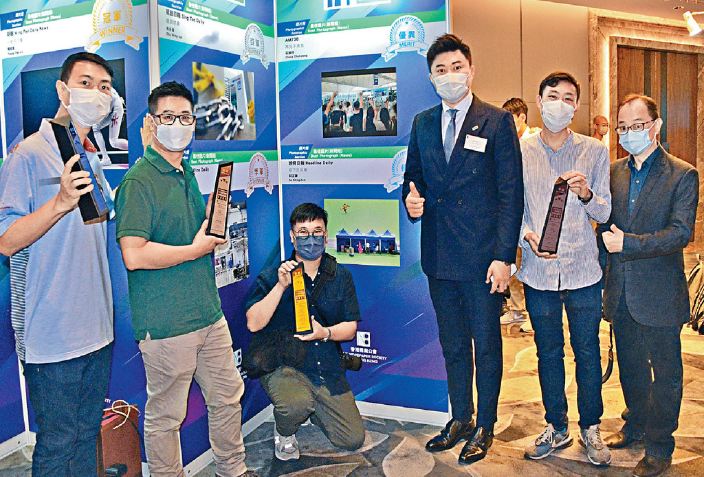 ■星島新聞集團執行董事兼聯席行政總裁蔡晋博士（右三），與獲獎同事留影。
