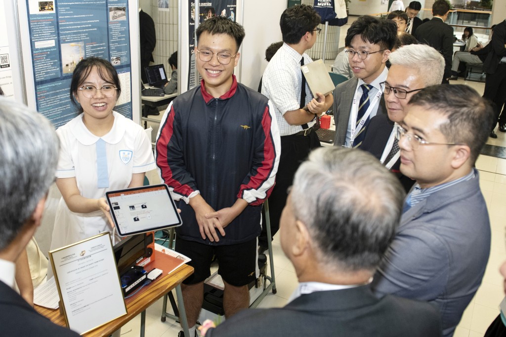 来自中学或大专组的学生于摊位展示AI与工程结合的创新项目,署长及评审团成员与学生互动、聆听讲解。 来自中学或大专组的学生于摊位展示AI与工程结合的创新项目,署长及评审团成员与学生互动、聆听讲解。