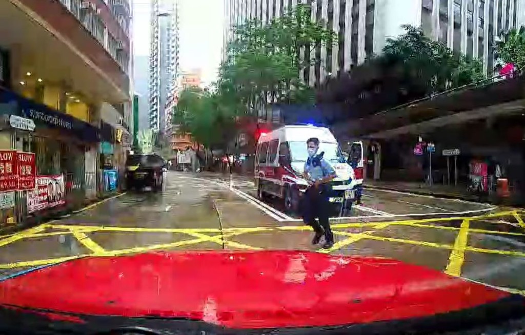 警員上前處理事件。fb香港突發事故報料區影片截圖
