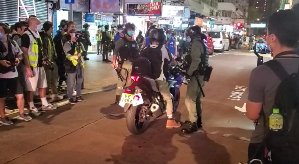 警員截查車輛。
