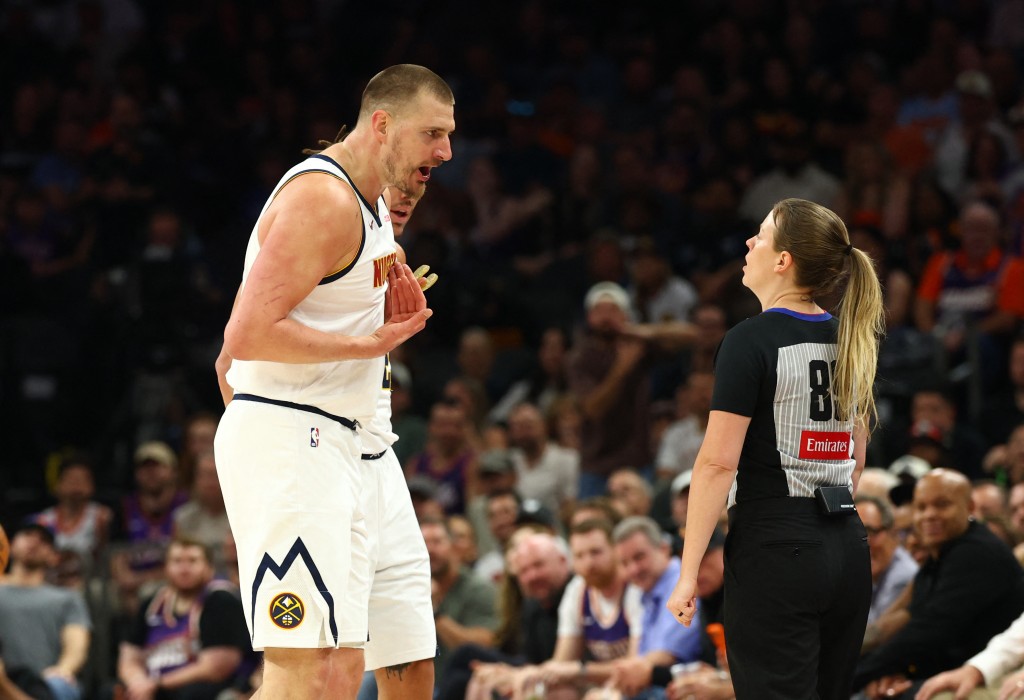 約基治早段因向球證激烈投訴而被吹罰技術犯規。路透社