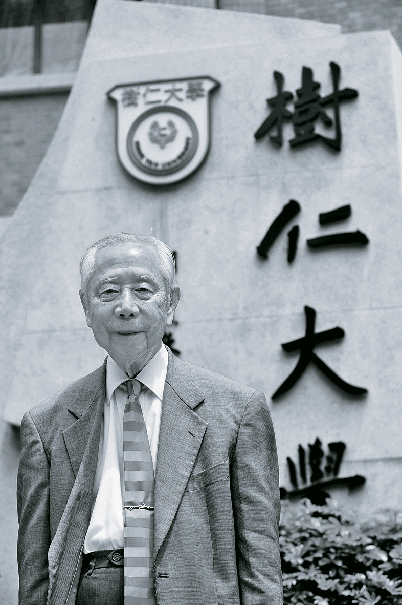 香港樹仁大學校監胡鴻烈逝世，享年105歲。