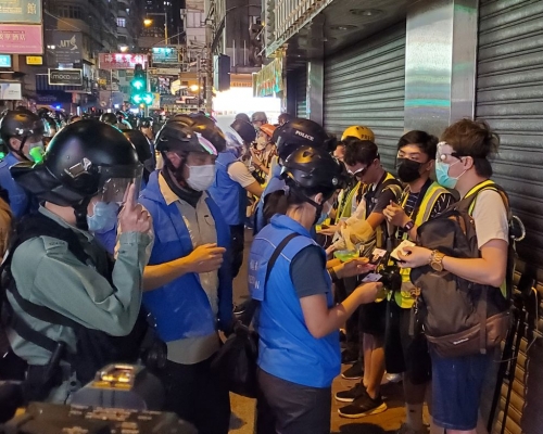 警方昨晚多次截查記者。資料圖片