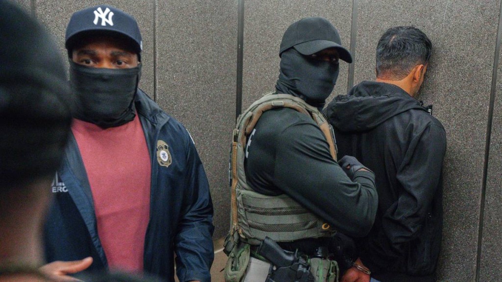 美國執法部門展開打擊非法移民行動。美聯社