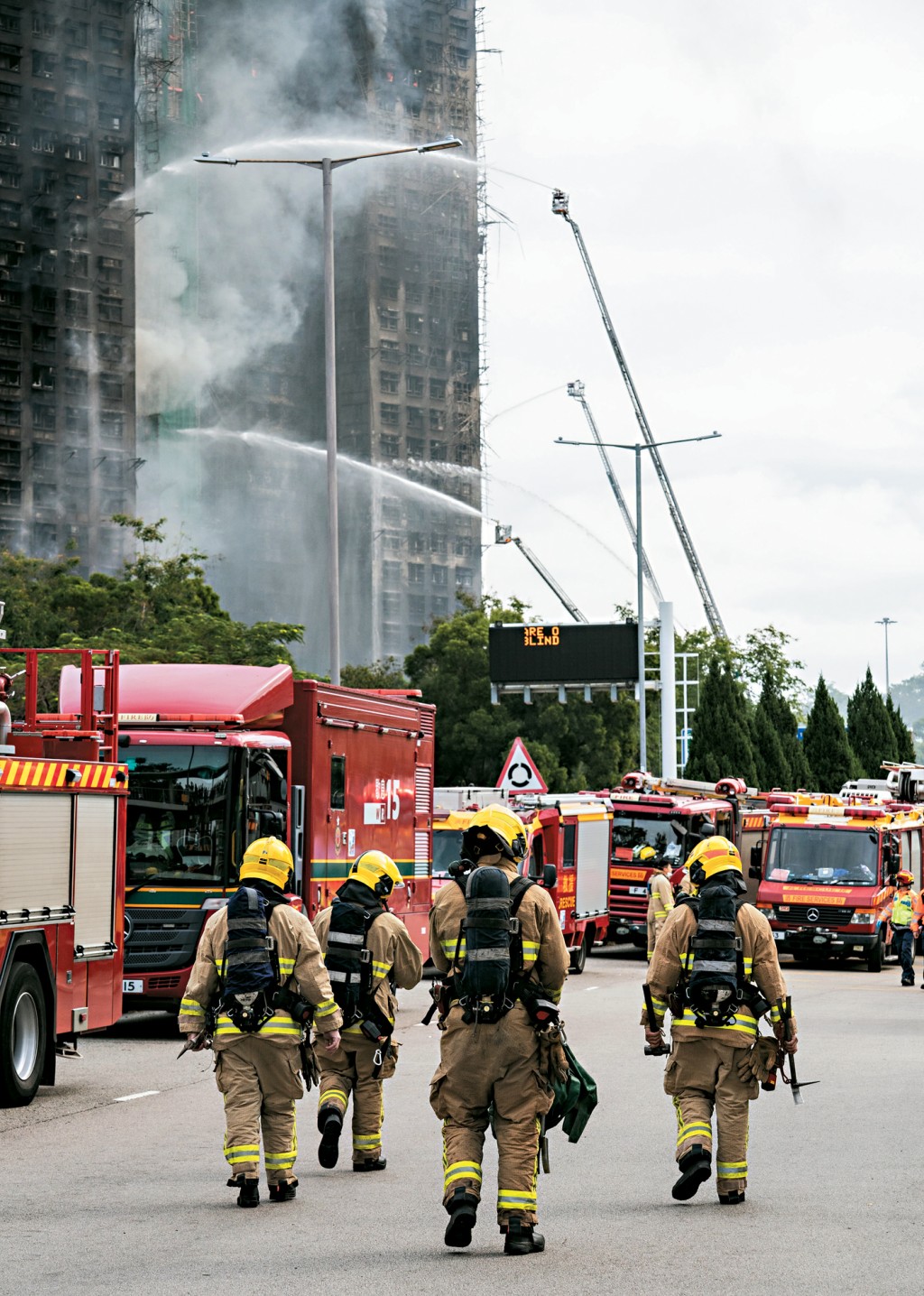 火災期間，宏福苑部分單位高達攝氏800度，消防員需在惡劣情況下進行滅火搜救工作。