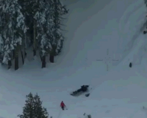 爾斯連人帶車被困在積雪山區。網圖
