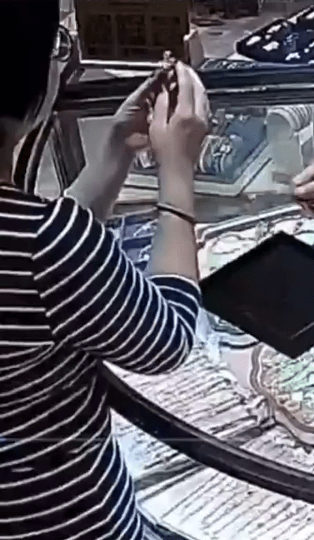 閉路電視拍下女客不聽勸，擰斷金飾的過程。