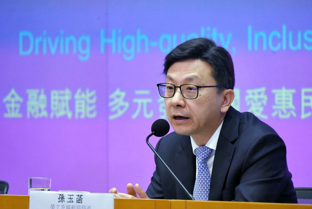 負責批核申請的「向捨身救人者家屬提供經濟援助委員會」主席勞工及福利局局長孫玉菡讚揚何偉豪的英勇行為。資料圖片