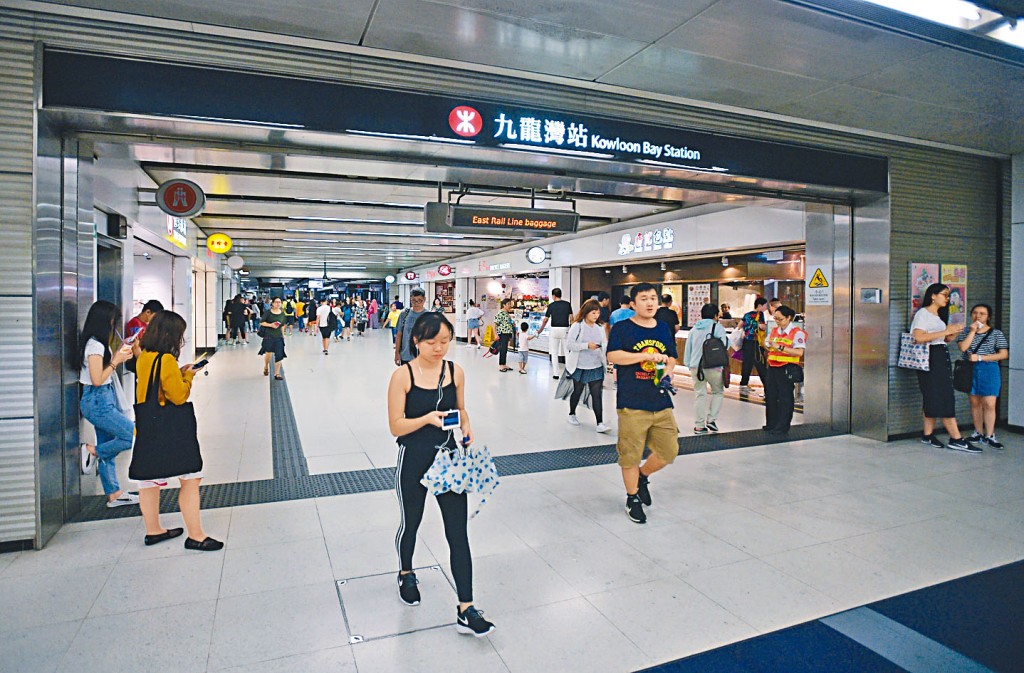 案件發生在二○一九年十一月於港鐵九龍灣站外。