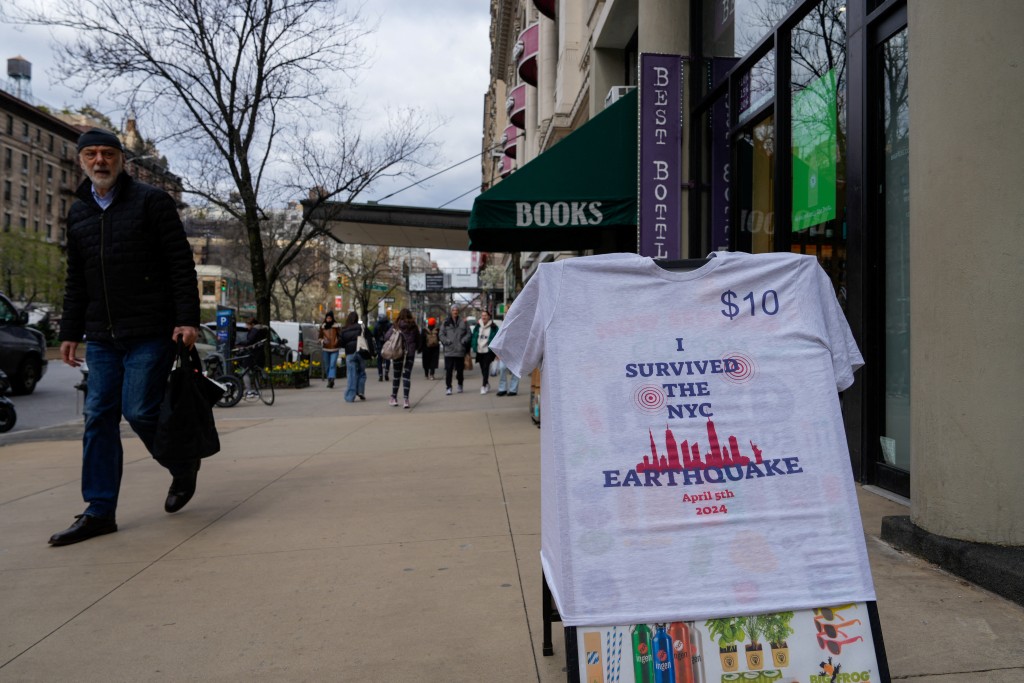 紐約有商人製作Ｔ恤，以紐約地震為主題。　路透社