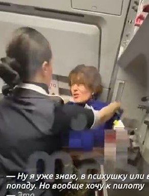 並且咬了一名試圖安撫她的空服人員，瘋狂大喊「所有人都會死」，造成乘客恐慌。（截圖自Twitter）