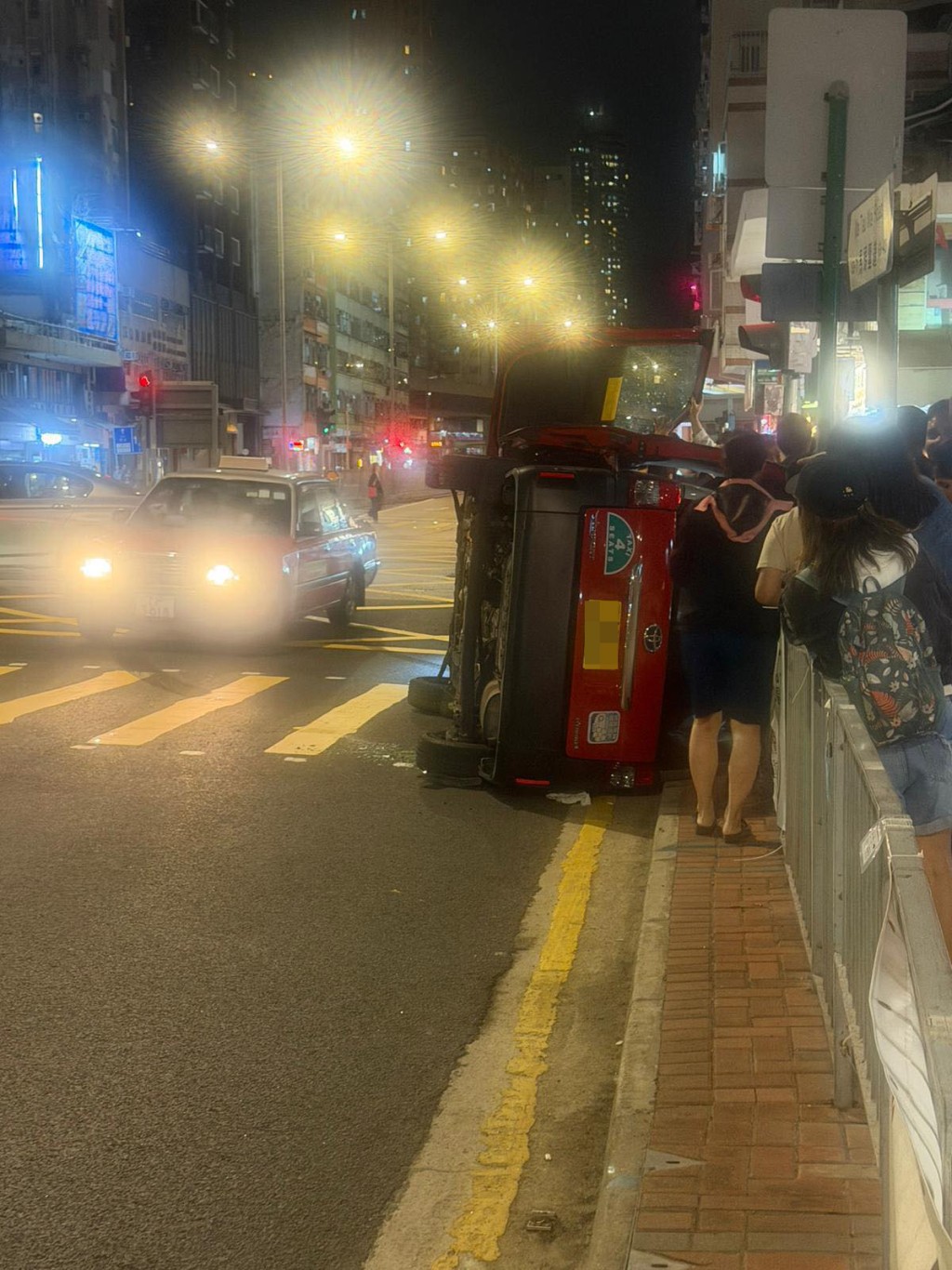 一輛的士向右翻側。網上圖片