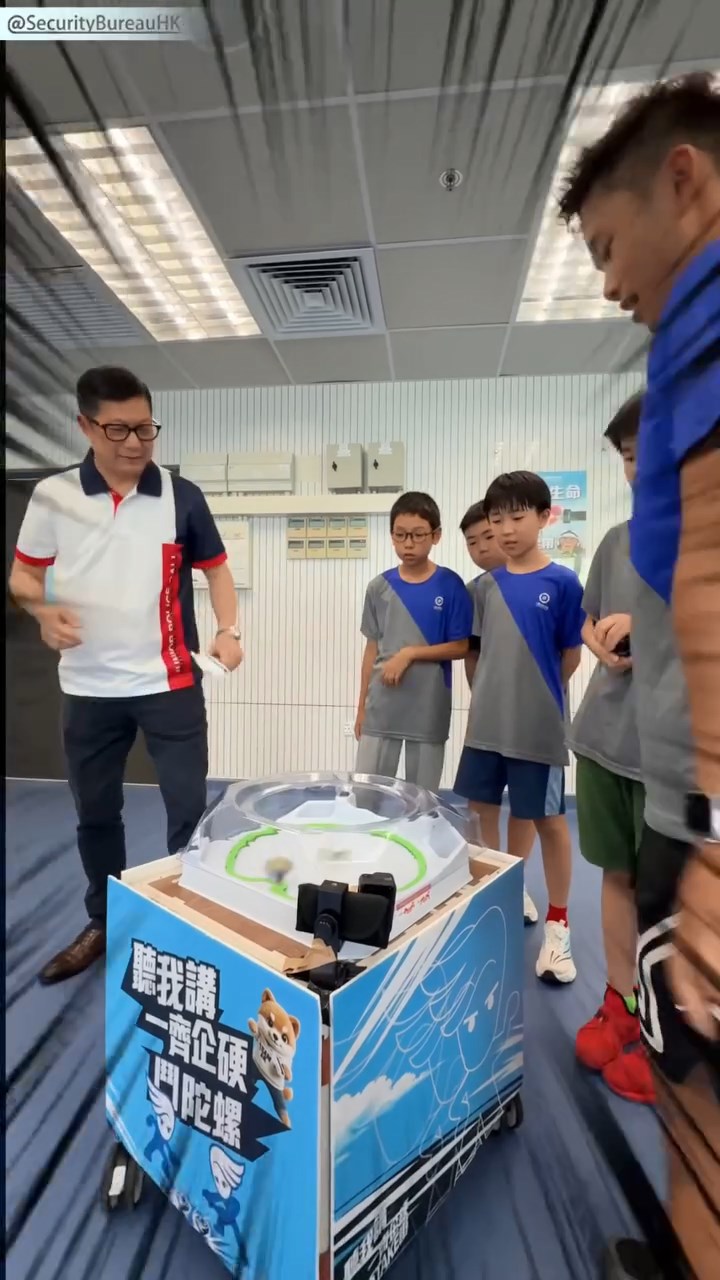 鄧炳強與一班少年警訊成員鬥陀螺。鄧炳強FB片段截圖