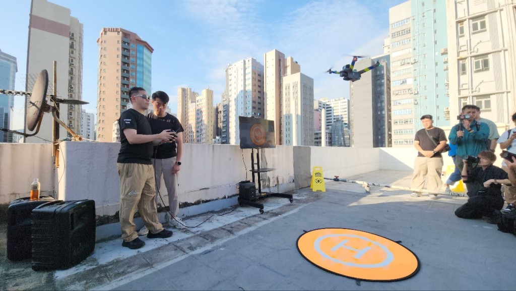 無人機今日首度試飛,範圍遍及不同大廈天台、棚架和後巷等。 無人機今日首度試飛,範圍遍及不同大廈天台、棚架和後巷等。