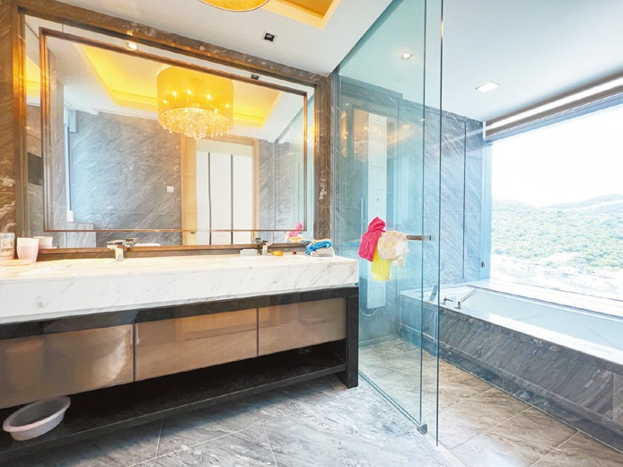 特大浴室以雲石裝潢，提供淋浴及浸浴設施。