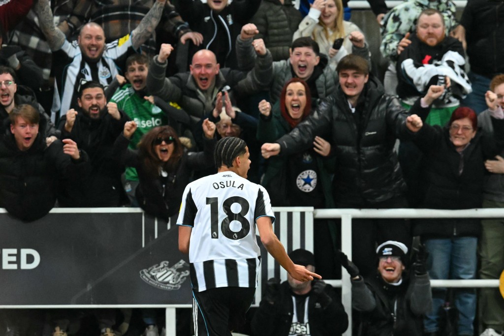 纽卡素半场踢少一人下赢2:1。法新社