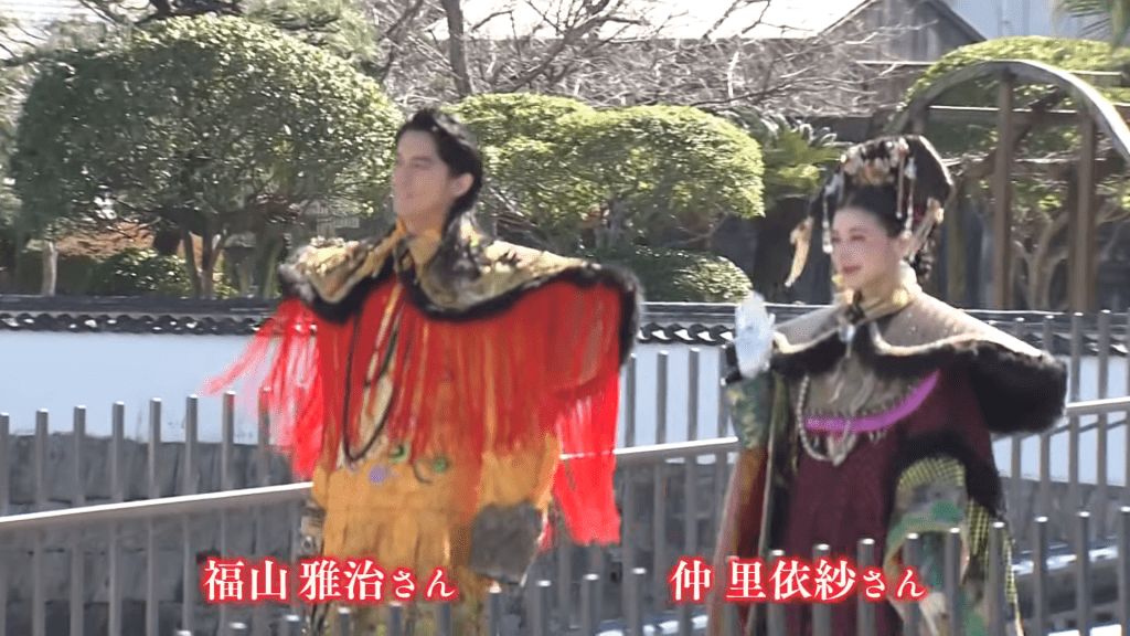 福山雅治打扮成中国清朝皇帝。