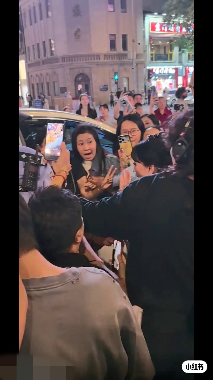 趙雅芝下班登上保母車,大批熱情粉絲包圍拍照,現場擠得水洩不通。 趙雅芝下班登上保母車,大批熱情粉絲包圍拍照,現場擠得水洩不通。