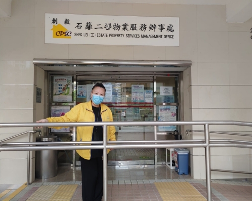 「蓮姐」以助人為樂,在邨內深受街坊和保安員愛戴。 受訪者提供