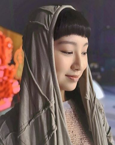 依然保持齊蔭頭。