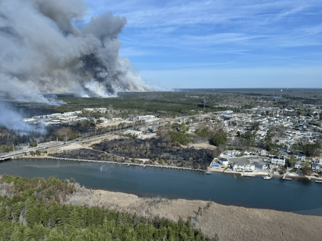 美新澤西爆近20年來最嚴重山火。路透社
