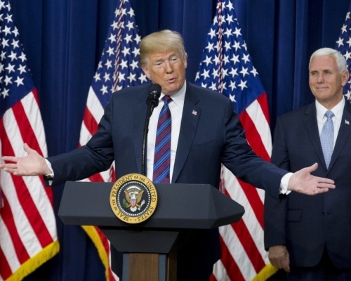 特朗普(左)就商討中的北美自由貿易協議（NAFTA）發表聲明說，美國在貿易中被佔便宜的局面將會結束。