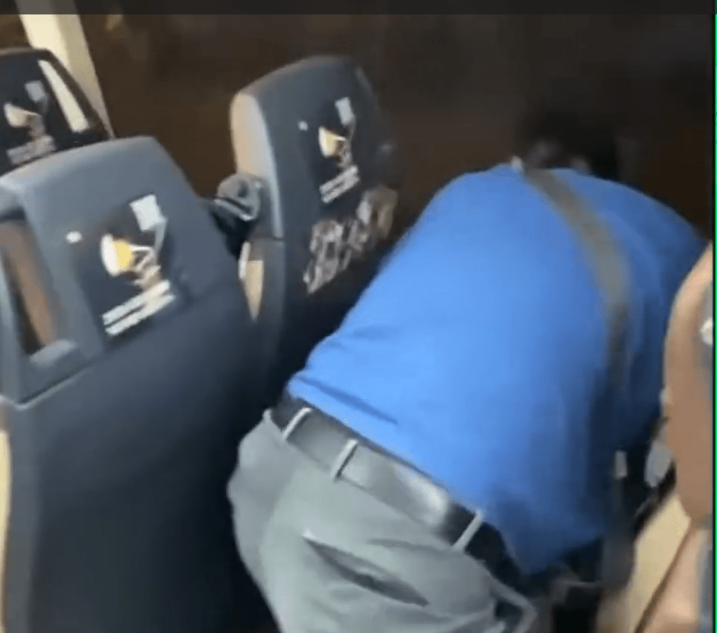 蓝衫男按住对方狂打。fb：车cam L（香港群组）