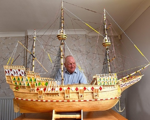 英國水手展示其親手製作帆船模型。網圖