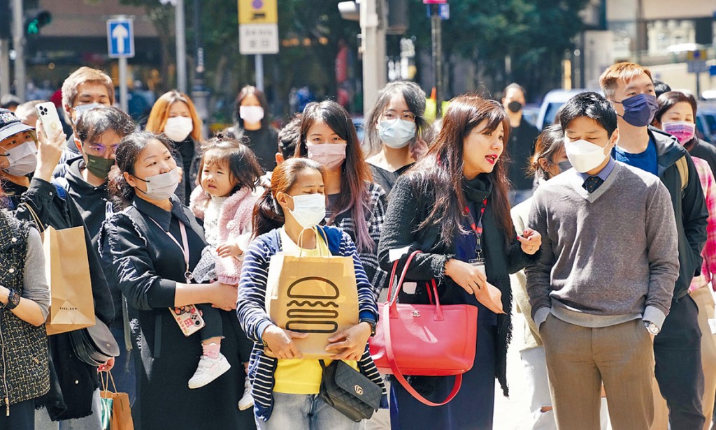 維持超過950天的口罩令今日撤銷,男女老幼終可以用真面相示人。