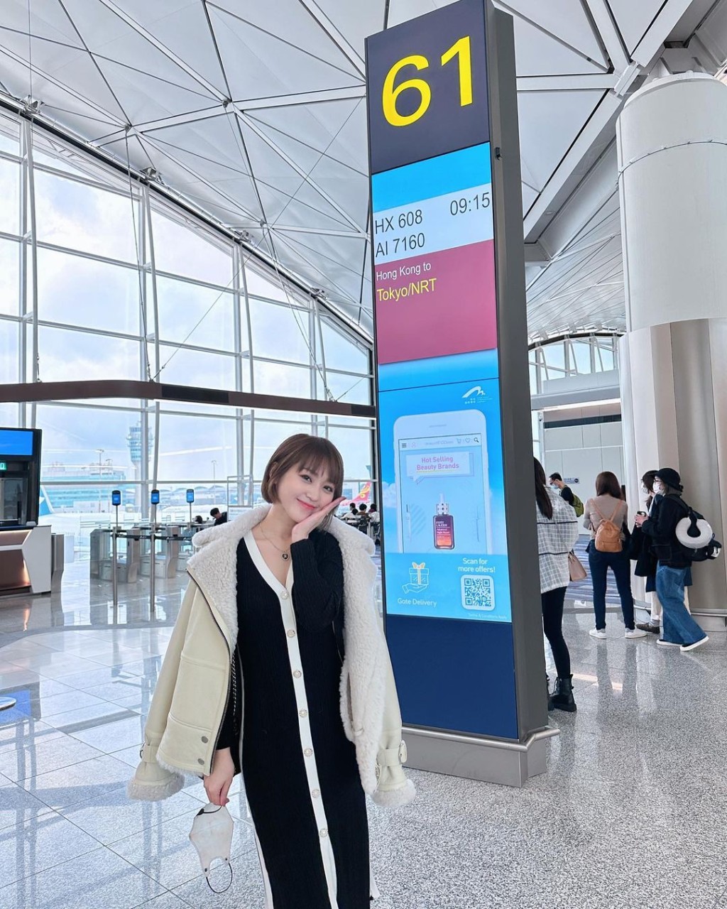 林颖彤一身名牌去日本东京旅行。