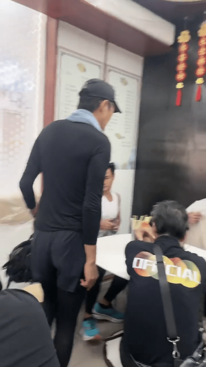 貴為影帝的發哥竟然搭枱開餐。