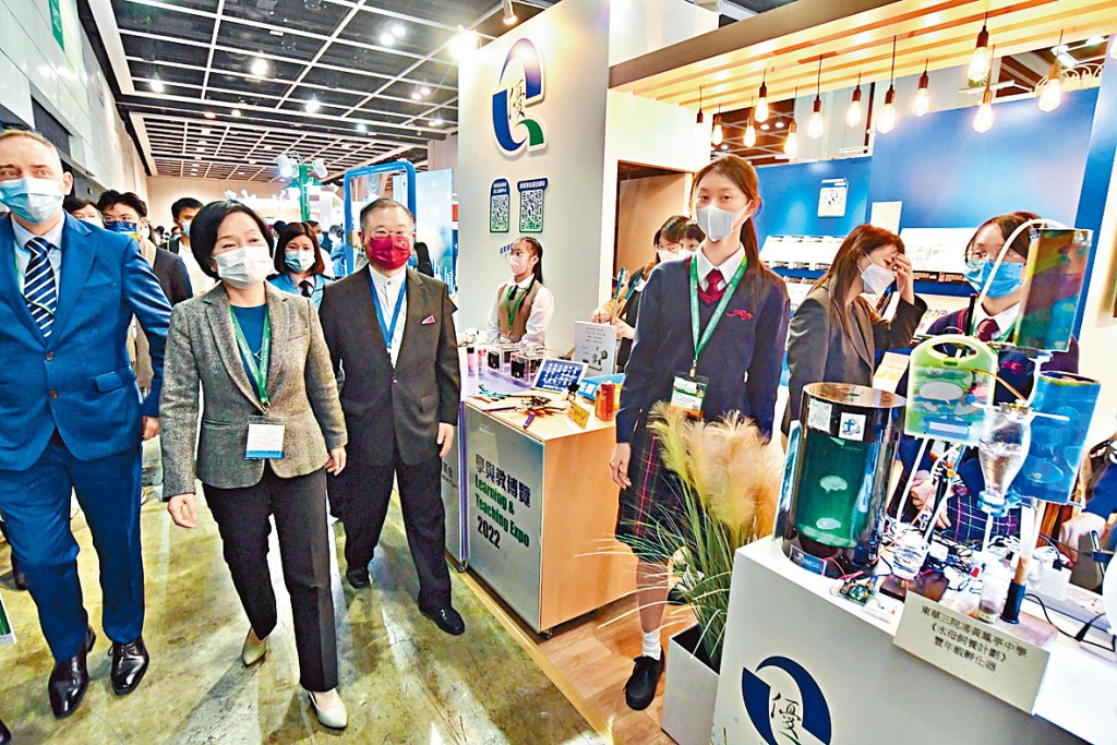 一連三天的「學與教博覽」昨開幕,教育局局長蔡若蓮到場參觀,期望與業界裝備新一代迎接未來。