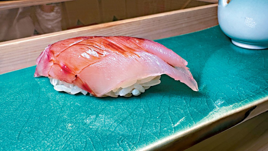 口感滑顺，味道清新的鲜嫩黑喉鲹寿司。