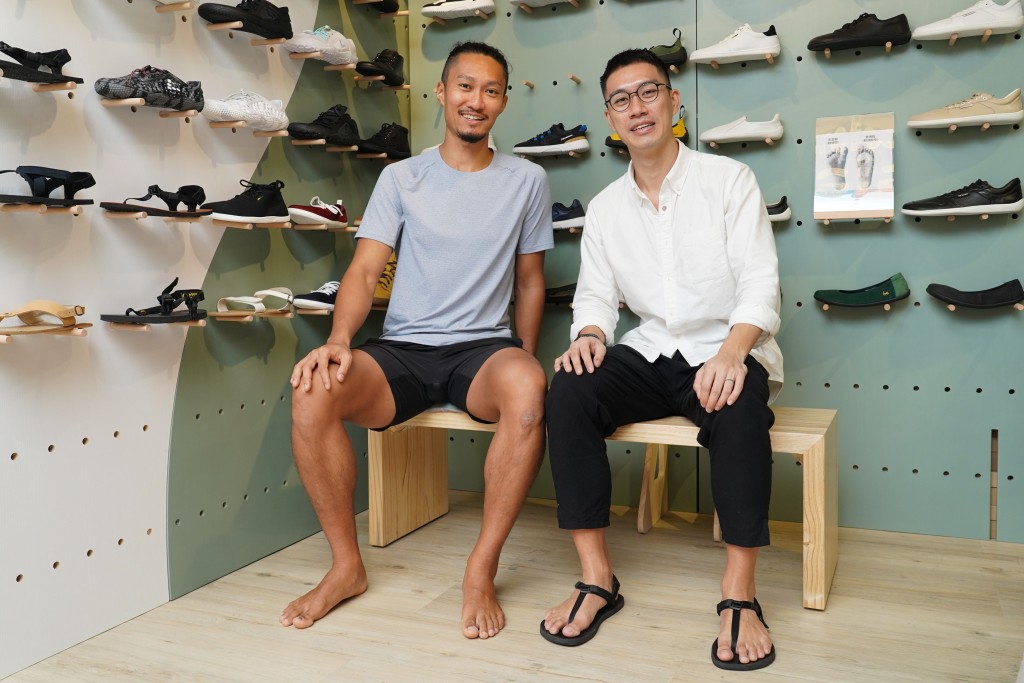 Adam（左）与Nigel（右）一起创立Barefoot Asia品牌，他们提倡穿着「赤足鞋」训练双脚，正确使用足部肌肉。