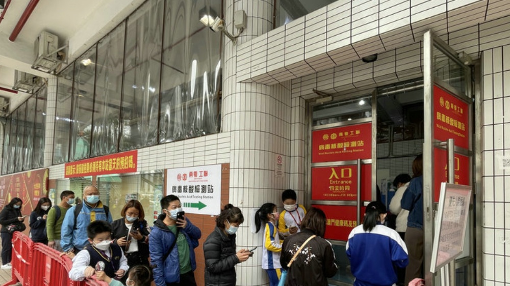 澳門跨境學生接受檢測。互聯網