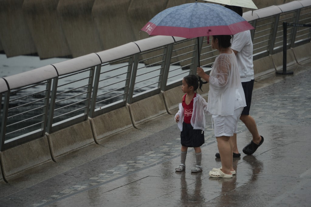 天文台早上9時10分,發出黑色暴雨警告信號。資料圖片 天文台早上9時10分,發出黑色暴雨警告信號。資料圖片