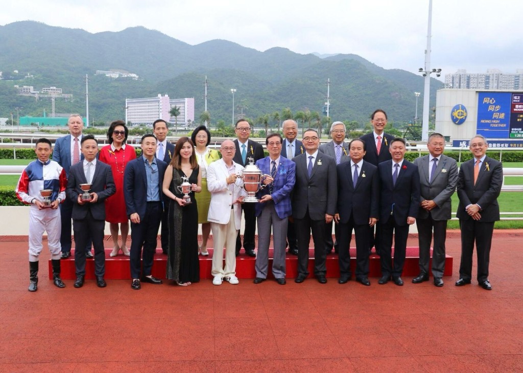 「超」系馬主李茂銘博士在港養馬多年,對賽馬運動充滿熱情。 「超」系馬主李茂銘博士在港養馬多年,對賽馬運動充滿熱情。