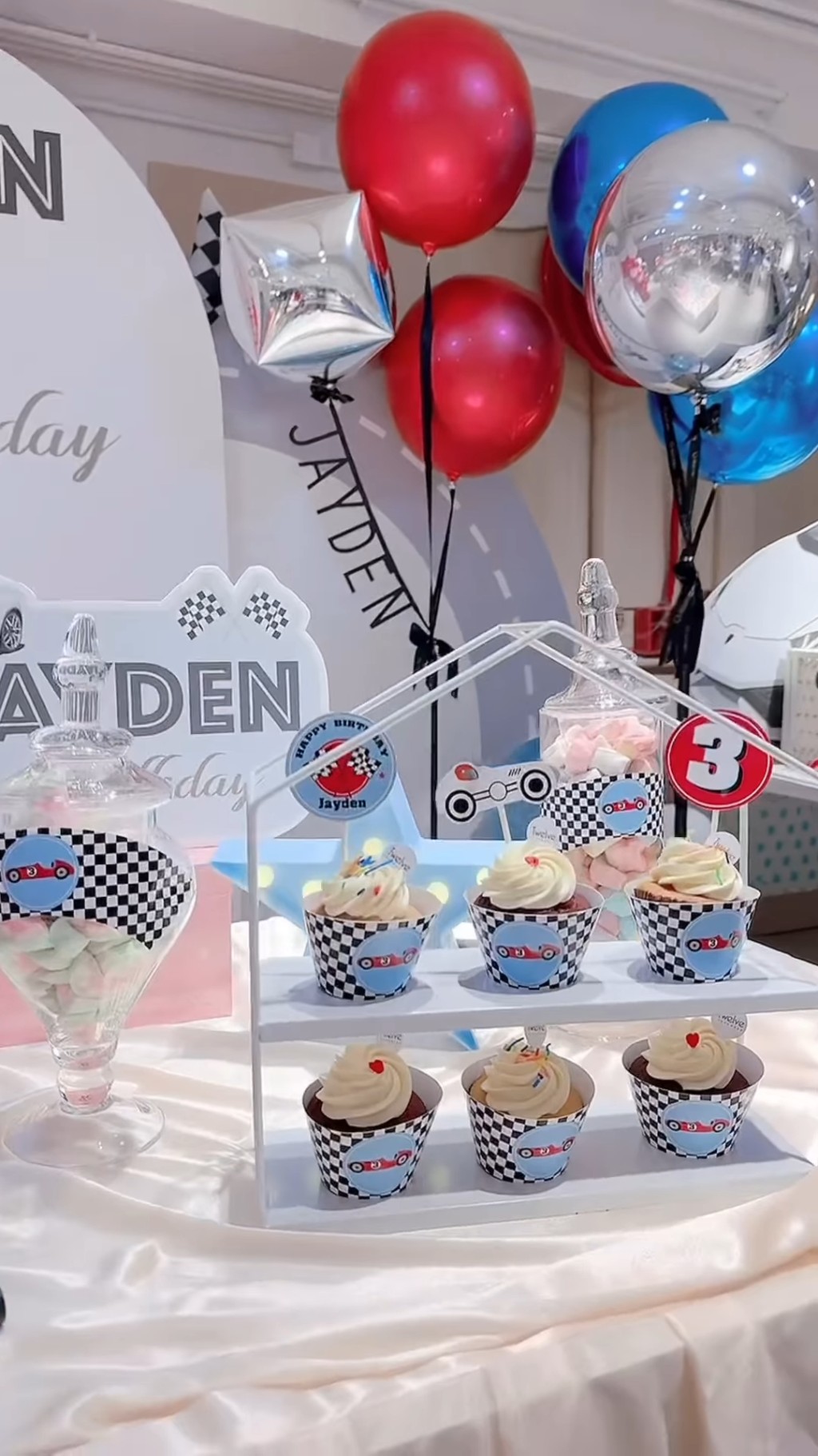 生日會的布置都是Jayden最喜愛的賽車，cup cake也不例外。