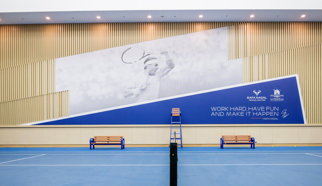 这座顶级会所学院，配备Richard Mille室内网球场。