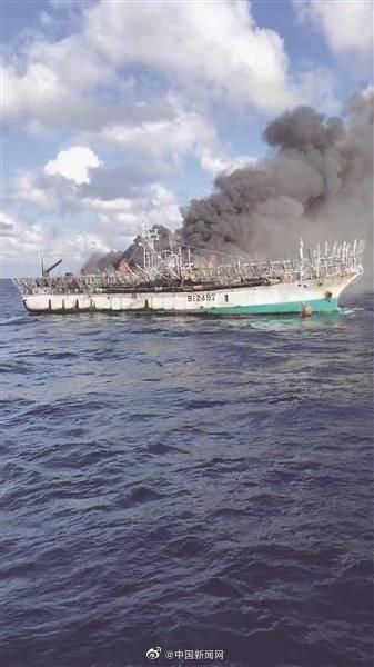 台湾渔船「祥庆号」海上起火，冒出大量浓烟。
