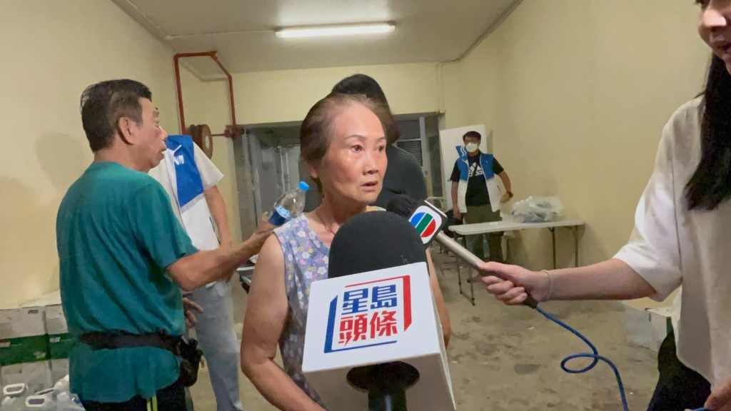 高女士指晚上沖涼時發現沒有水，只好落樓取水備用。曾志恒攝