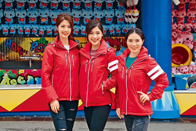 （左起）陈晓华、彭嘉伊与黄翠金一早起来，仍然精神抖擞。