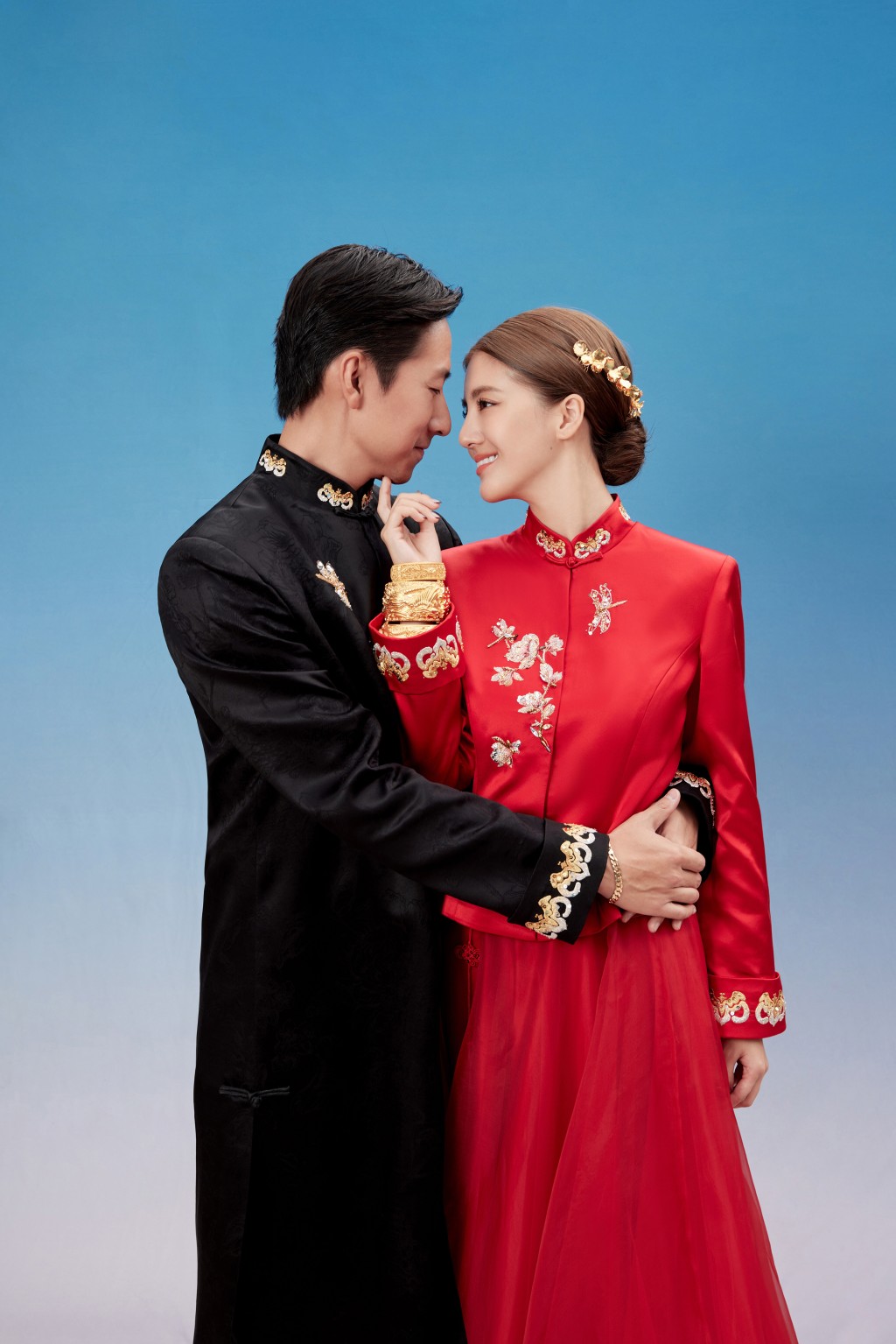 吴千语与施伯雄之后终于宣布在12月16日于双方亲友见证下完成证婚仪式。