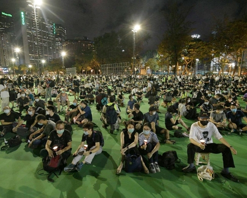一批市民在維園球場聚集,並點起燭光。