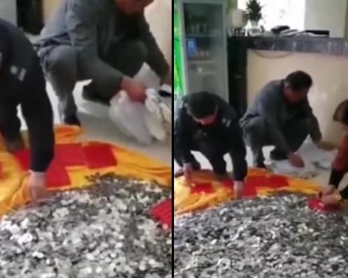 工作人員們蹲在硬幣前低著頭一枚枚撿拾點算着。(網圖)