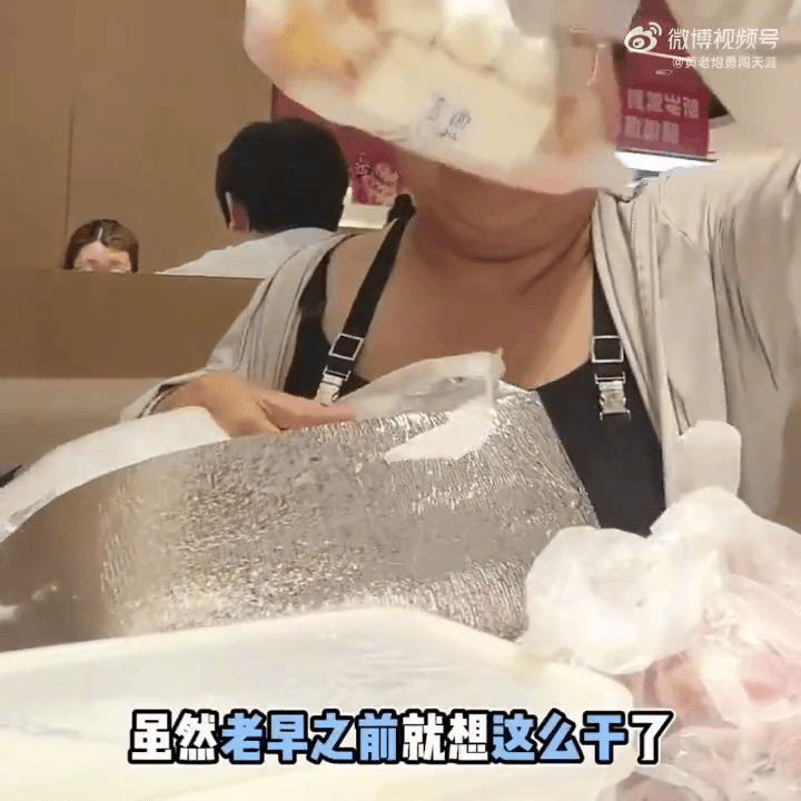 白嫖女將食材一一拿出。 白嫖女將食材一一拿出。