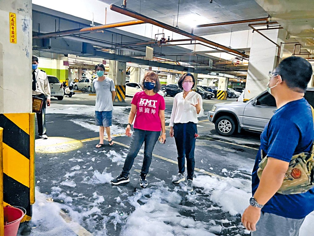 屏東社區地下室管破裂，消防泡沫撒得滿地。